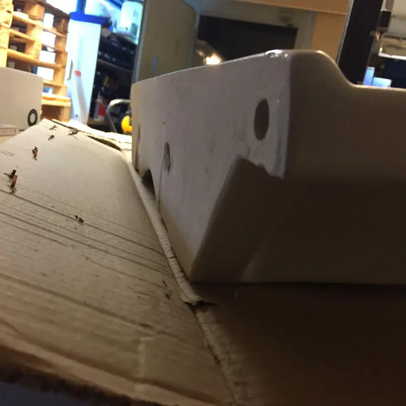 OUTLET: Vedum Flow Møbelservant 77x52 cm - Hvit blank porselen